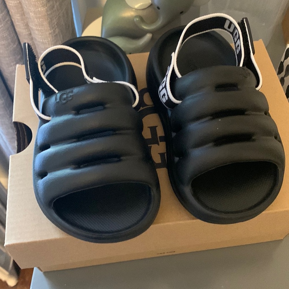 Brand: Ugg/ Color: Black & White/ Size: 6